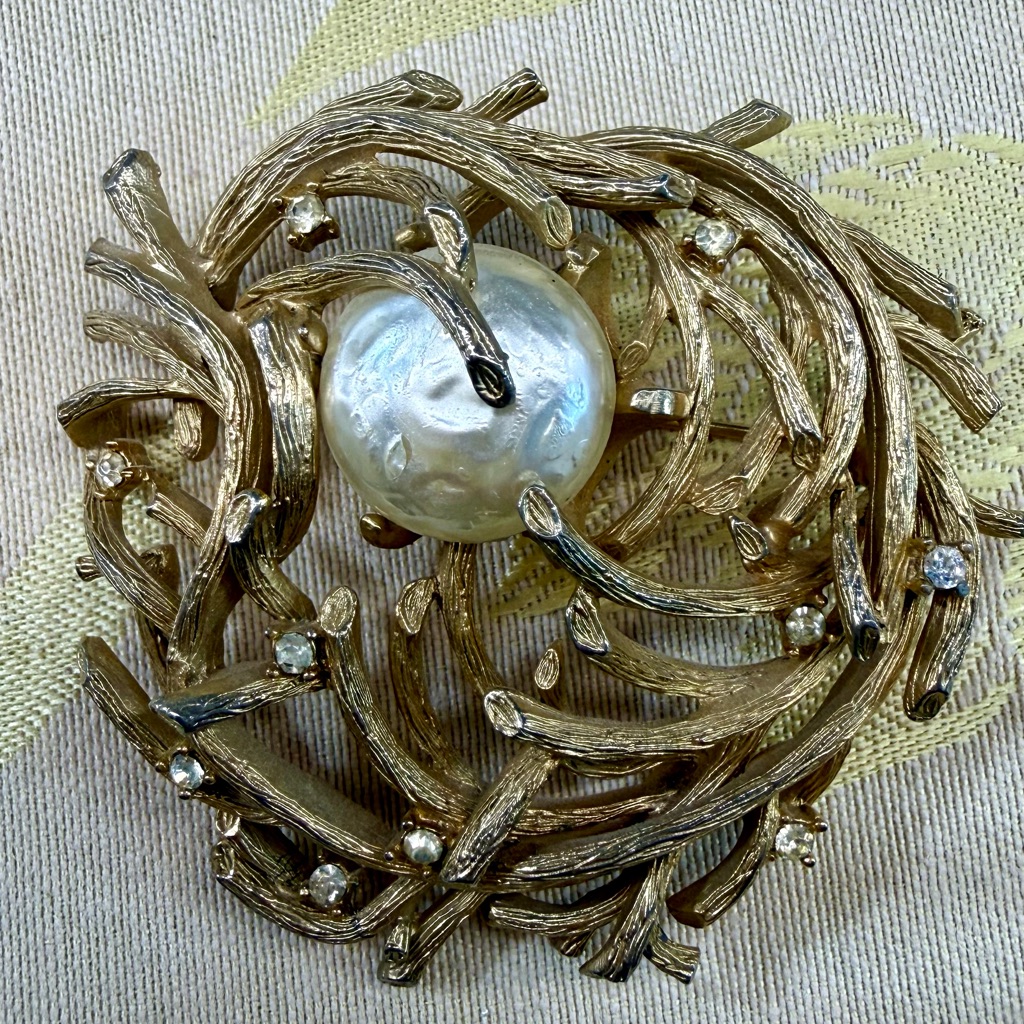 Vintage-Capri Gold Tone Pearl Nest Brooch